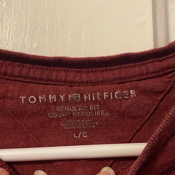 Y2K Vintage Embroidered Tommy Hilfiger Women's Burgundy Short Sleeve Tee - Picture 2 of 3